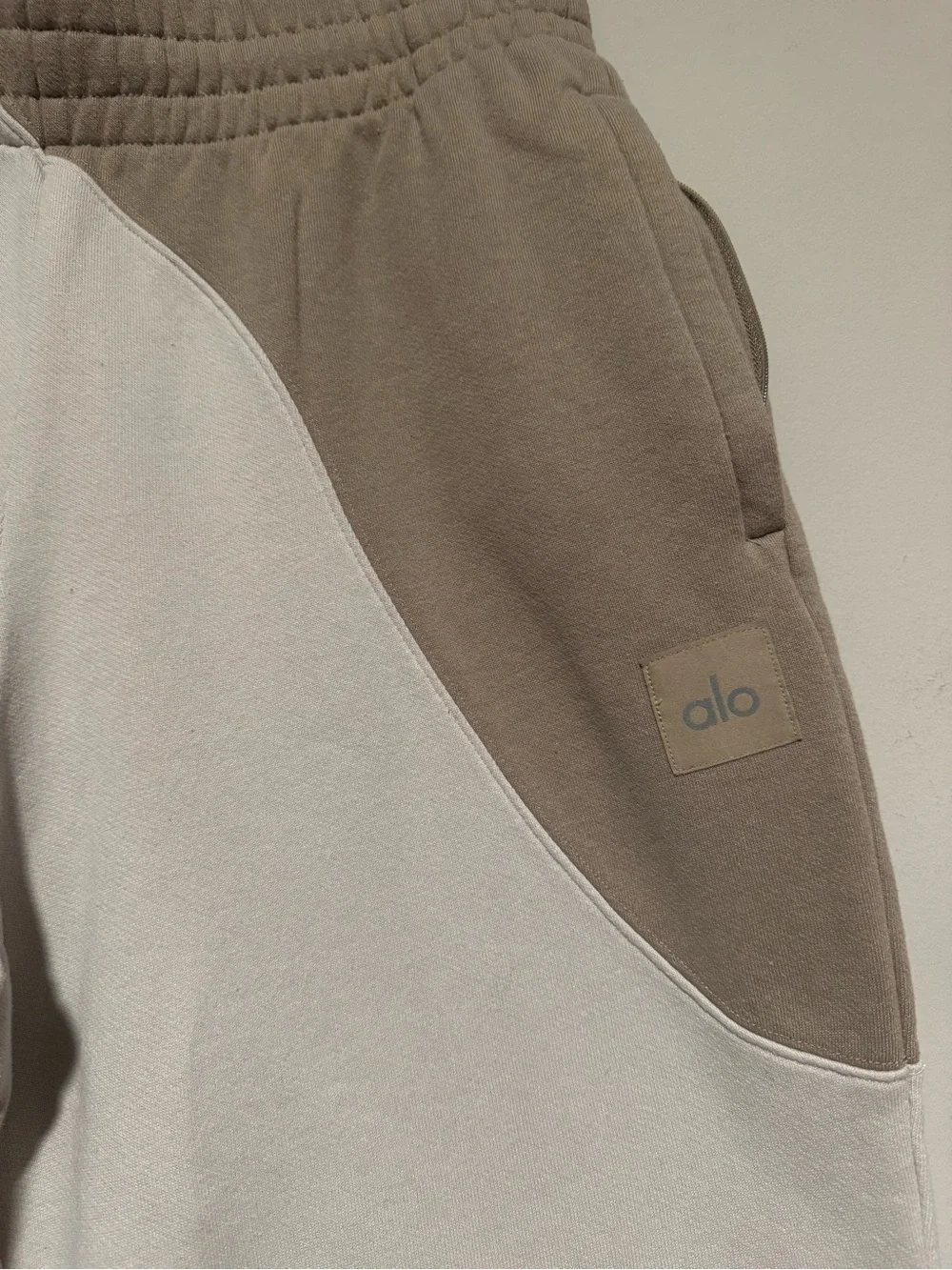 ALO Yoga make Waves Ivory/Bone/Gravel Sweatpants Sz M